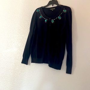 Sweater with emerald emblems